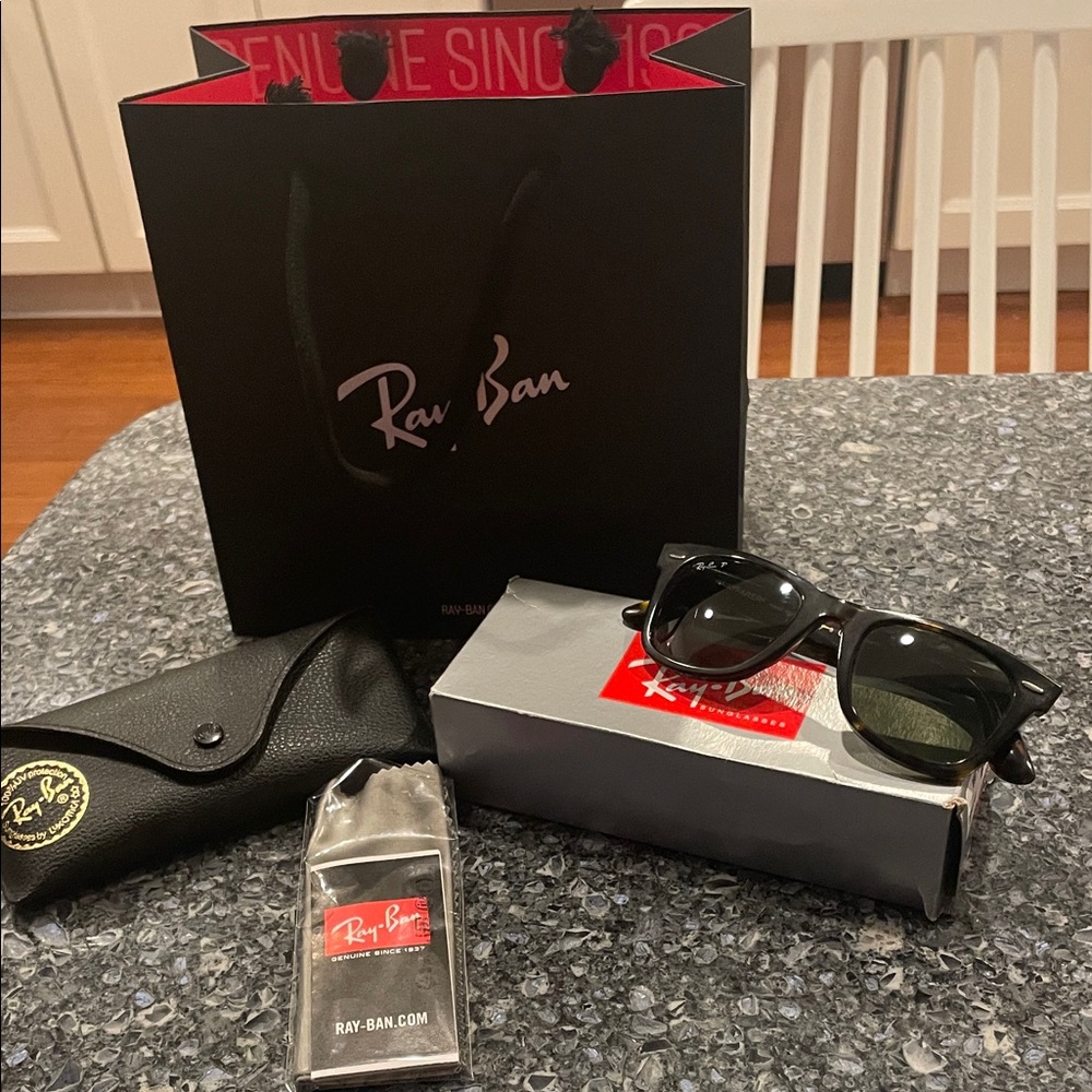 Ray Ban Wayfarer. Tortoise